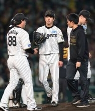 阪神の高橋、まさかの降板＝プロ野球・日本シリーズ