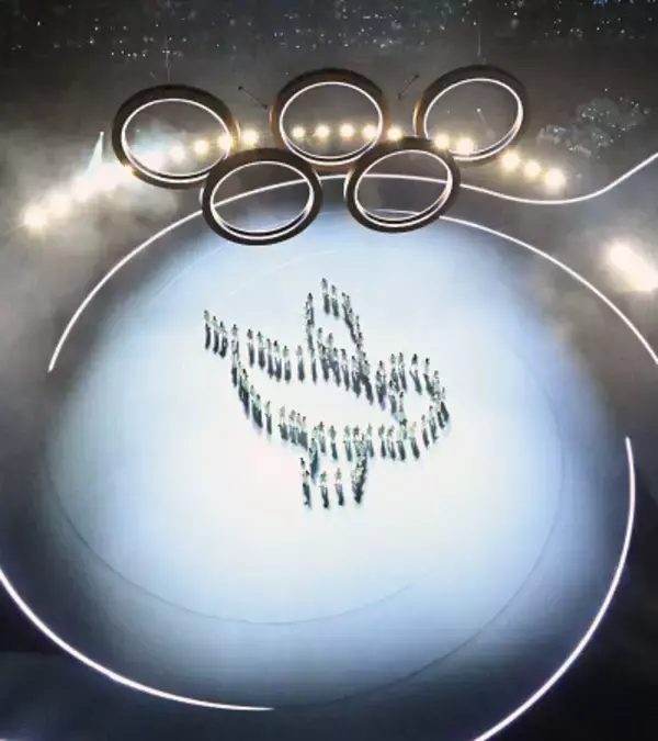 人文字で描かれたハト　五輪