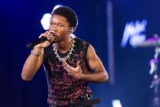 米男性歌手を逮捕