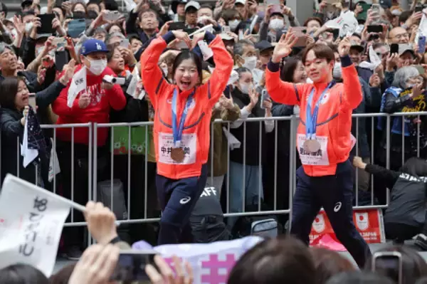 歓声に応える中井、鍵山