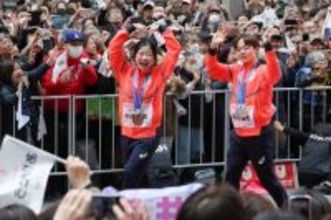 歓声に応える中井、鍵山