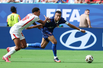 攻め上がるエムバペ　Ｗ杯サッカー