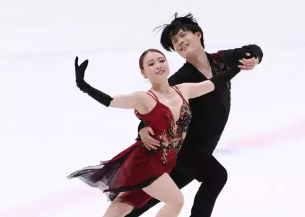演技する紀平、西山組　フィギュア