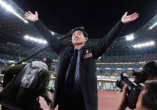 歓声に応える森保監督　サッカー