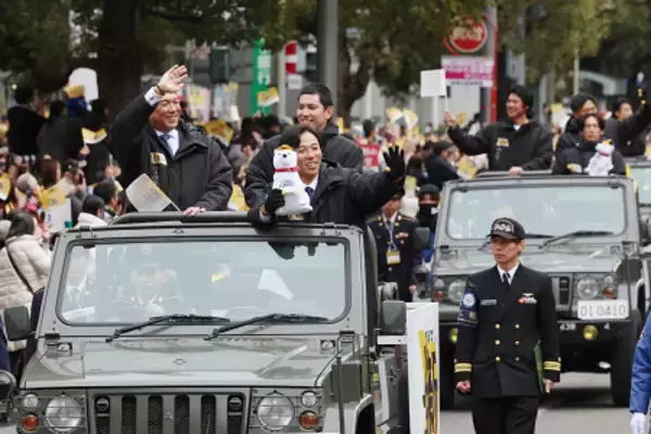 手を振る小久保監督ら　プロ野球
