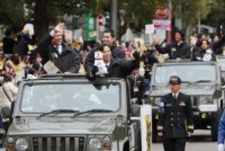 手を振る小久保監督ら　プロ野球