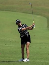 ショットを放つ岩井千　米女子ゴルフ