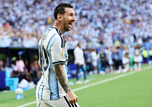 先制ゴールを喜ぶメッシ　Ｗ杯サッカー
