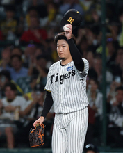 声援に応える岩貞　プロ野球