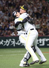 喜ぶ山本祐と杉山　プロ野球