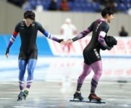 たたえ合う森重と新濱