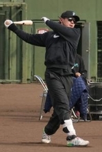 打撃練習する牧原大　プロ野球