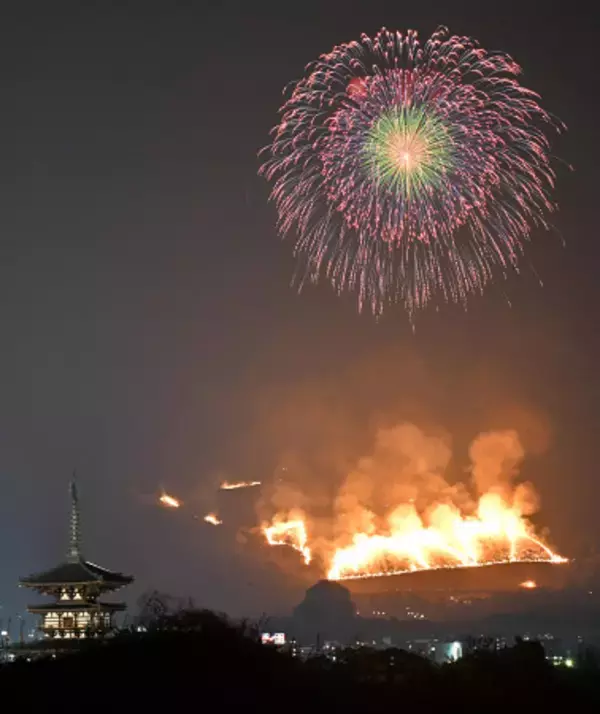 古都・奈良を彩る若草山の山焼き