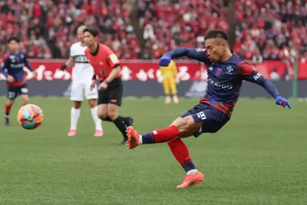 パスを出す長友　Ｊリーグ