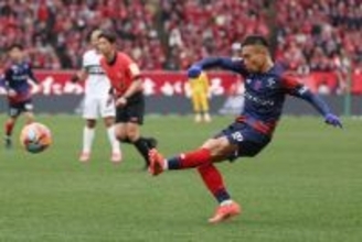 パスを出す長友　Ｊリーグ