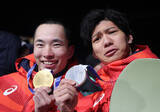 「メダルを手にする木村と木俣　五輪」の画像1