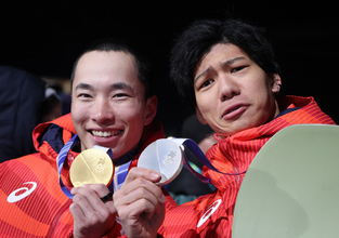 メダルを手にする木村と木俣　五輪