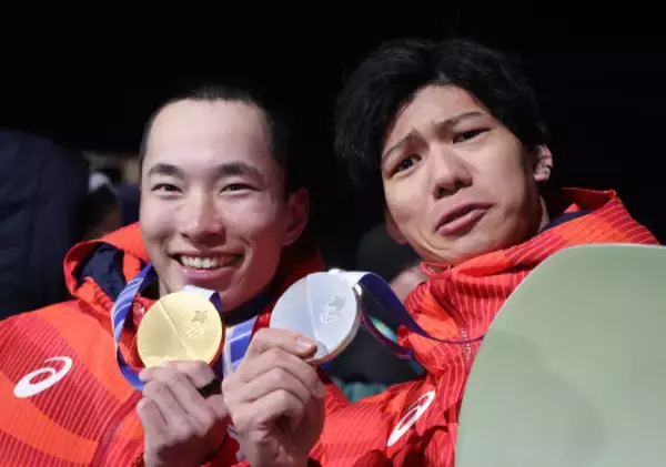 メダルを手にする木村と木俣　五輪