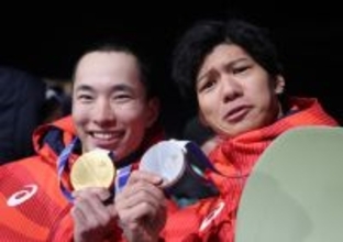 メダルを手にする木村と木俣　五輪