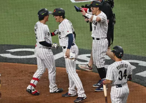 森下を迎える大谷ら　野球