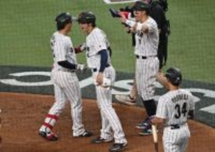 森下を迎える大谷ら　野球