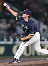力投する中村優　プロ野球