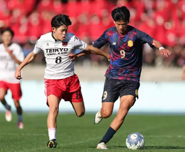 競り合う佐藤と後藤　高校サッカー