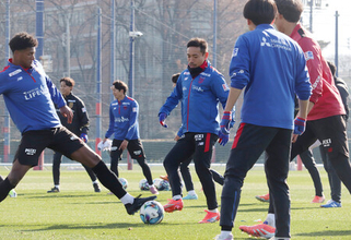 Ｆ東京の長友「勝負の年」＝Ｗ杯イヤー始動―Ｊリーグ