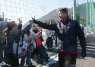 サポーターと交流する三浦　Ｊリーグ