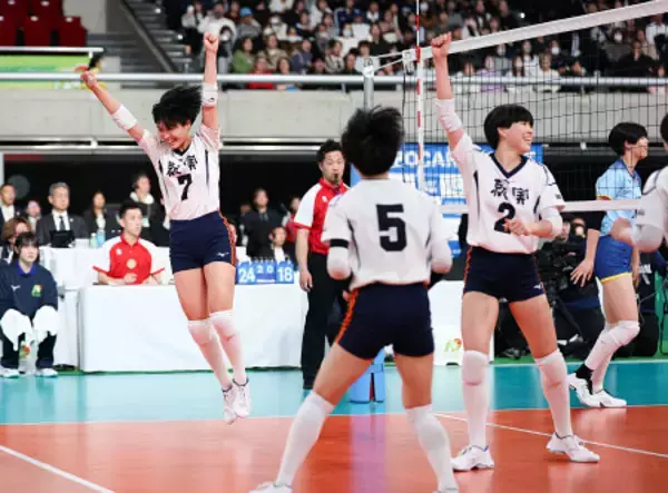 金蘭会、就実が決勝へ　高校バレー