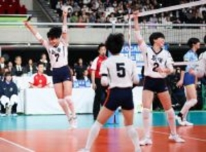 金蘭会、就実が決勝へ　高校バレー
