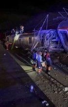 高速列車同士が衝突、２４人死亡