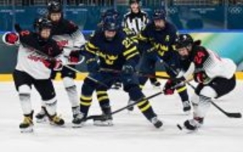 パックを奪い合う小池、三浦　五輪