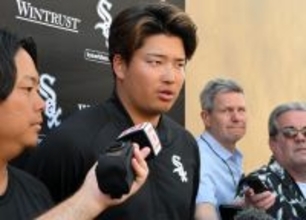 取材に応じる村上　大リーグ