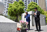「遺族、慰霊碑で黙とう」の画像1