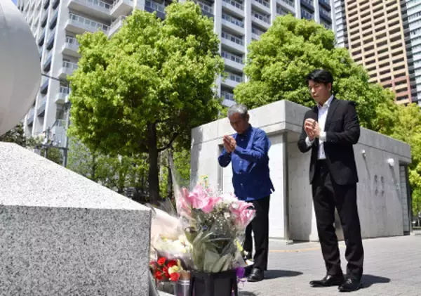 遺族、慰霊碑で黙とう