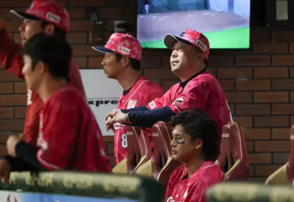 戦況を見詰める三木監督　プロ野球