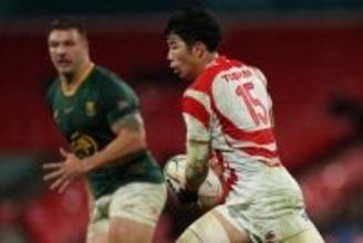 突破する矢崎　ラグビー日本代表