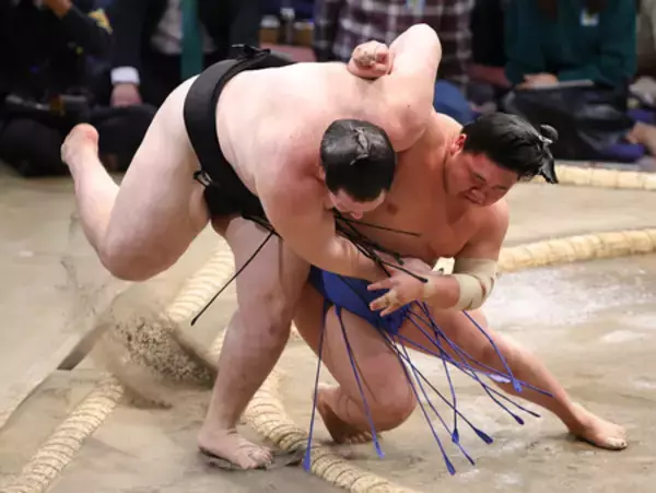 きっぷよく、上々の序盤＝藤ノ川への期待大きく―大相撲九州場所