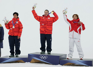 喜ぶ金メダルの木村ら　五輪
