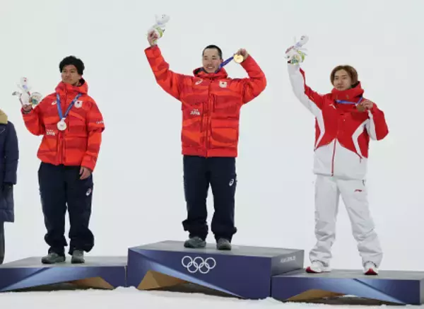 喜ぶ金メダルの木村ら　五輪