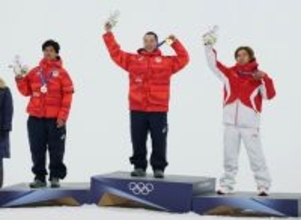 喜ぶ金メダルの木村ら　五輪