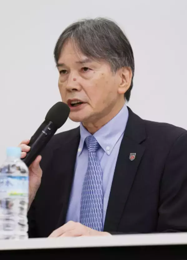 記者会見する国分専務理事