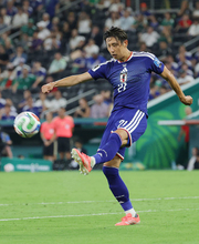 ボールをクリアする伊藤　Ｗ杯サッカー