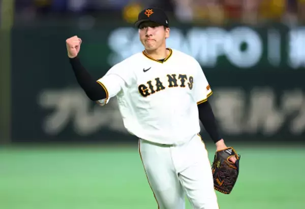 ガッツポーズする大勢　プロ野球