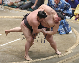 義ノ富士の上手投げ