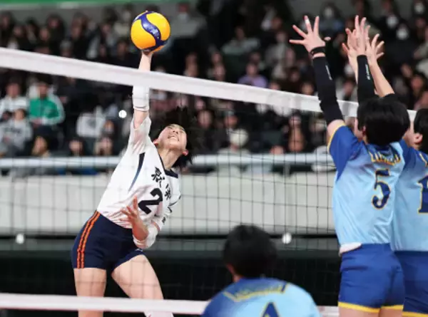 スパイクを放つ石田　高校バレー