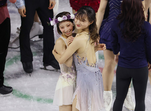 抱き合う三浦と坂本　五輪