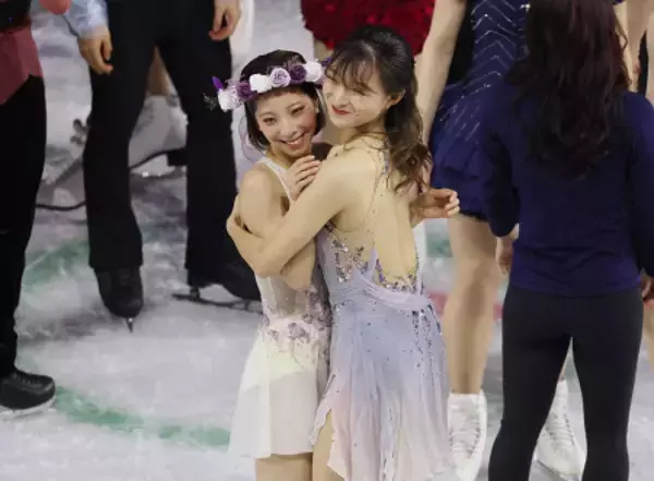 抱き合う三浦と坂本　五輪