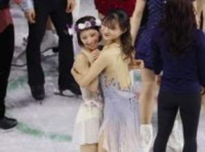 抱き合う三浦と坂本　五輪